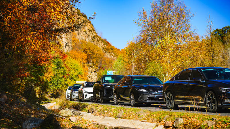 赤峰美林谷秋日山道行车图图片