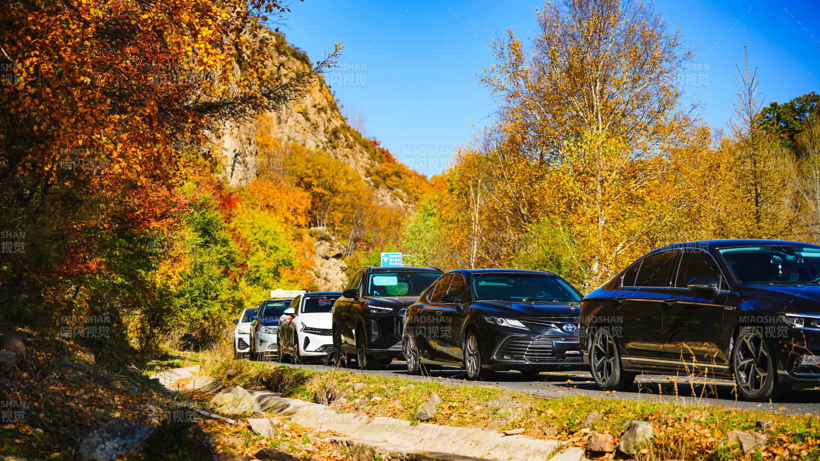 赤峰美林谷秋日山道行车图图片