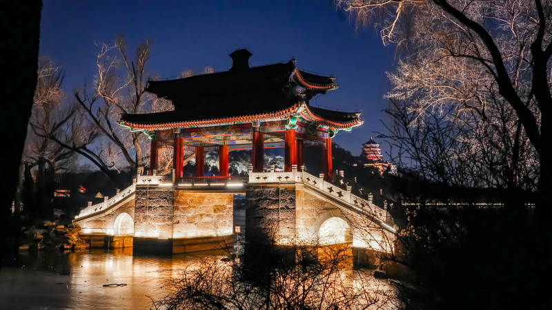 颐和园夜色中的豳风桥图片