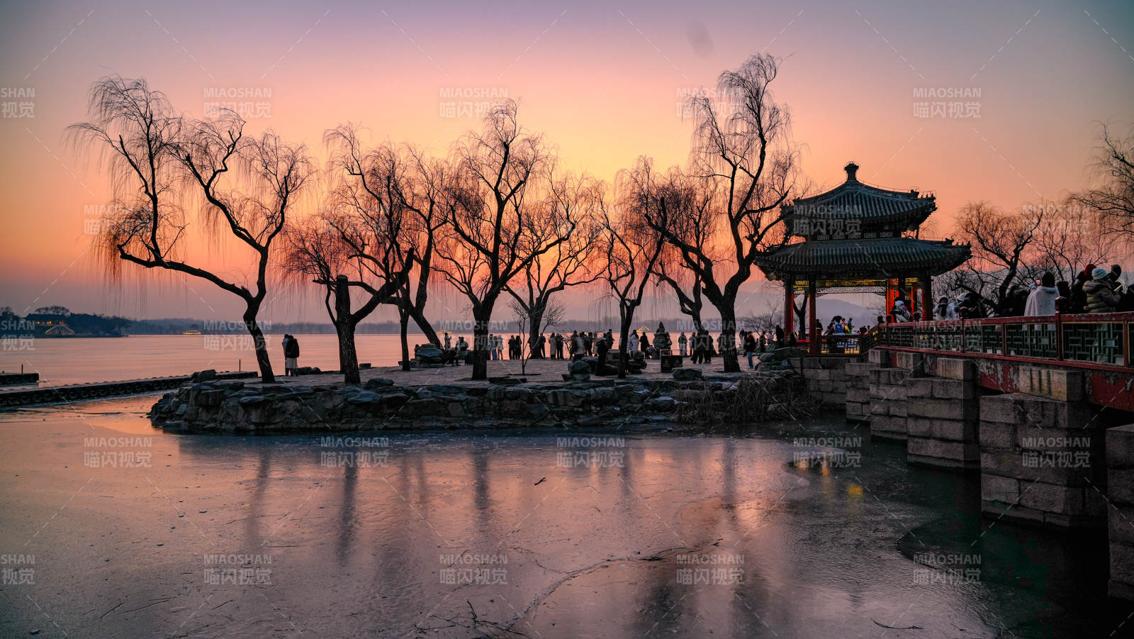 颐和园夕阳下的湖畔知春亭图片