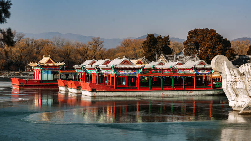 颐和园冬日湖上古船静泊图片