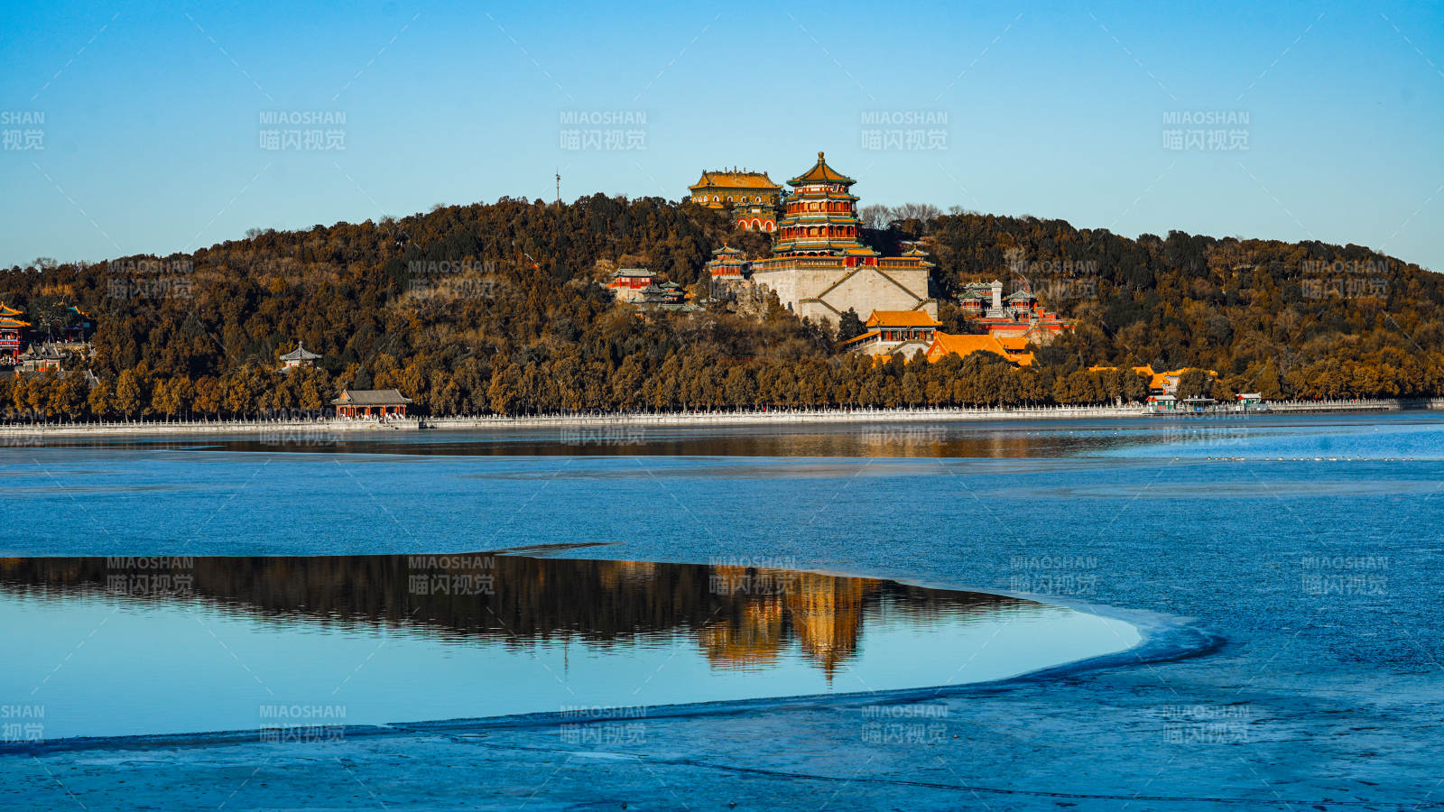 颐和园湖畔佛香阁倒影图片