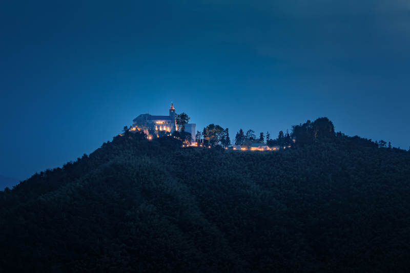 山顶夜景教堂   莫干山图片