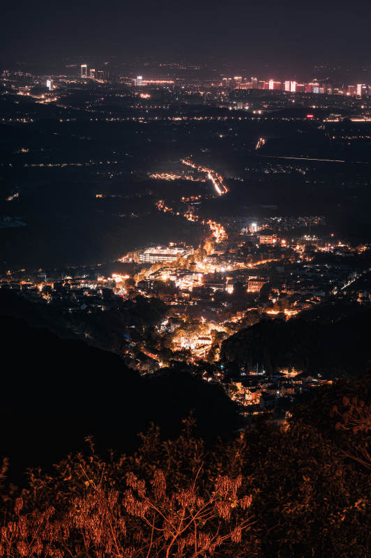 夜幕下的城市灯火   莫干山图片