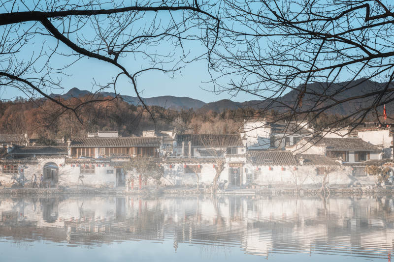 湖畔古村倒影  徽州图片