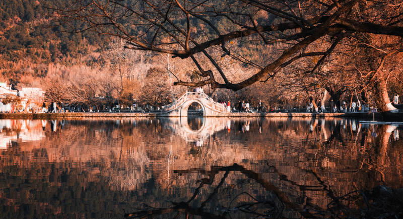 秋湖倒影桥景  徽州图片