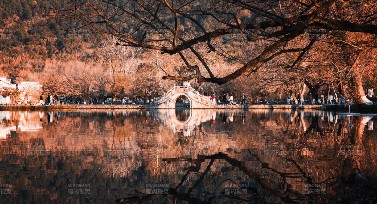 秋湖倒影桥景  徽州图片