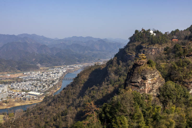 山城风光 江畔小镇  齐云山图片