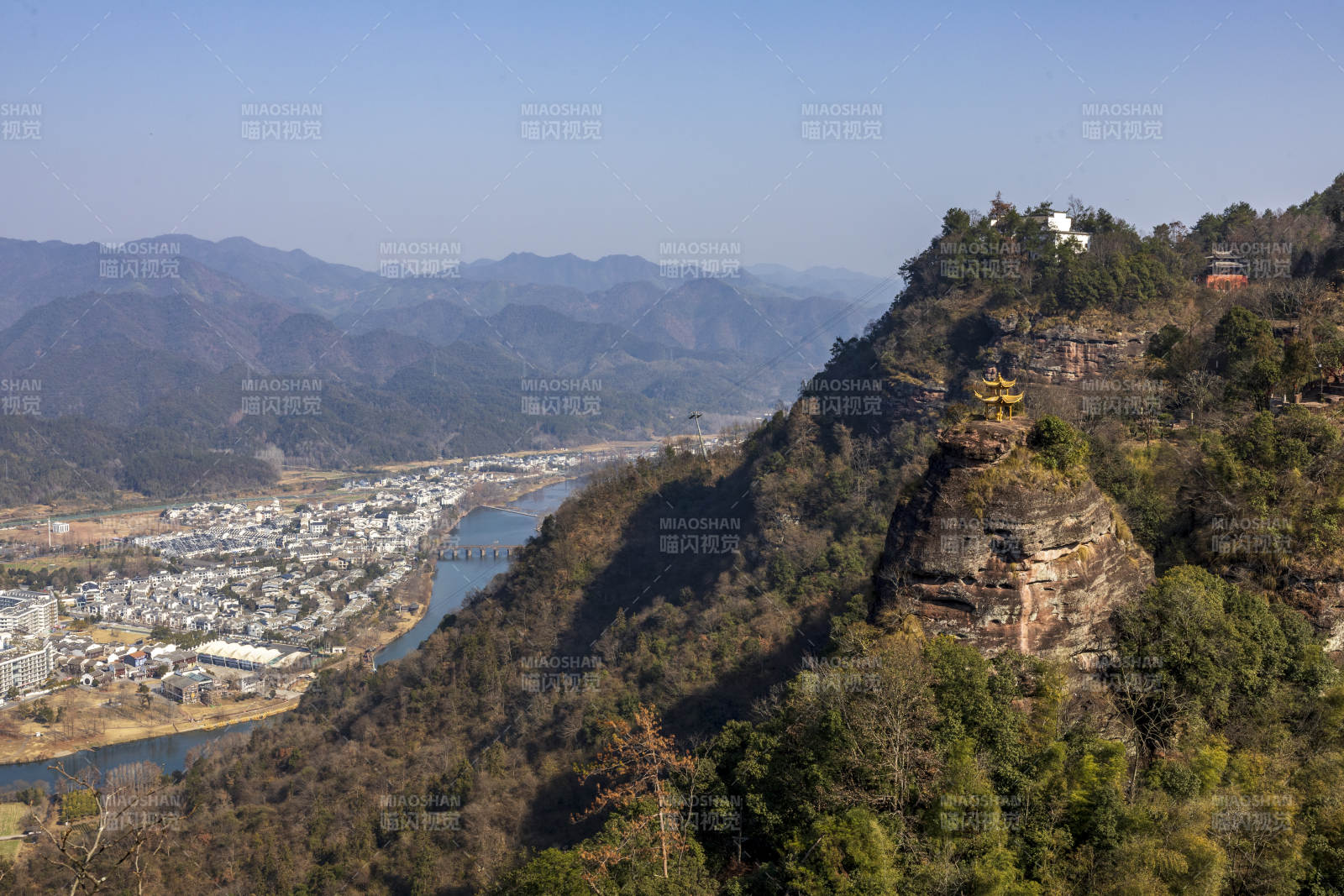 山城风光 江畔小镇  齐云山图片