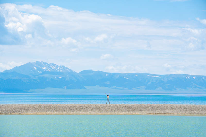 赛里木湖湖畔远山行者图片