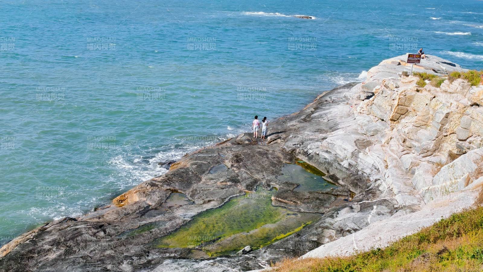 泉州海边岩石上的人图片