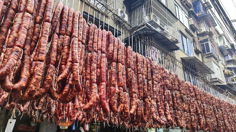 腊肠挂满街景图片