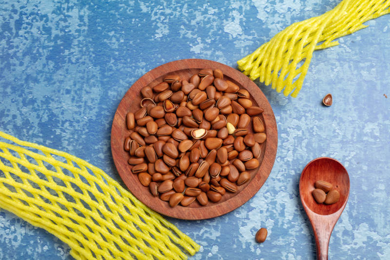 松子与木勺静物图片