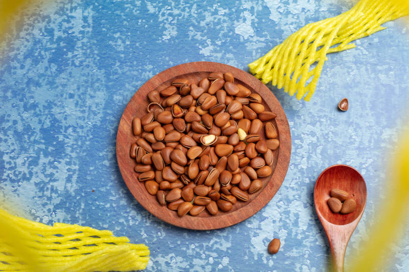 松子坚果盘图片