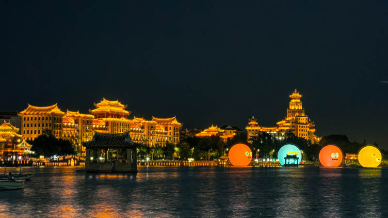 厦门集美龙舟池夜景灯光璀璨图片