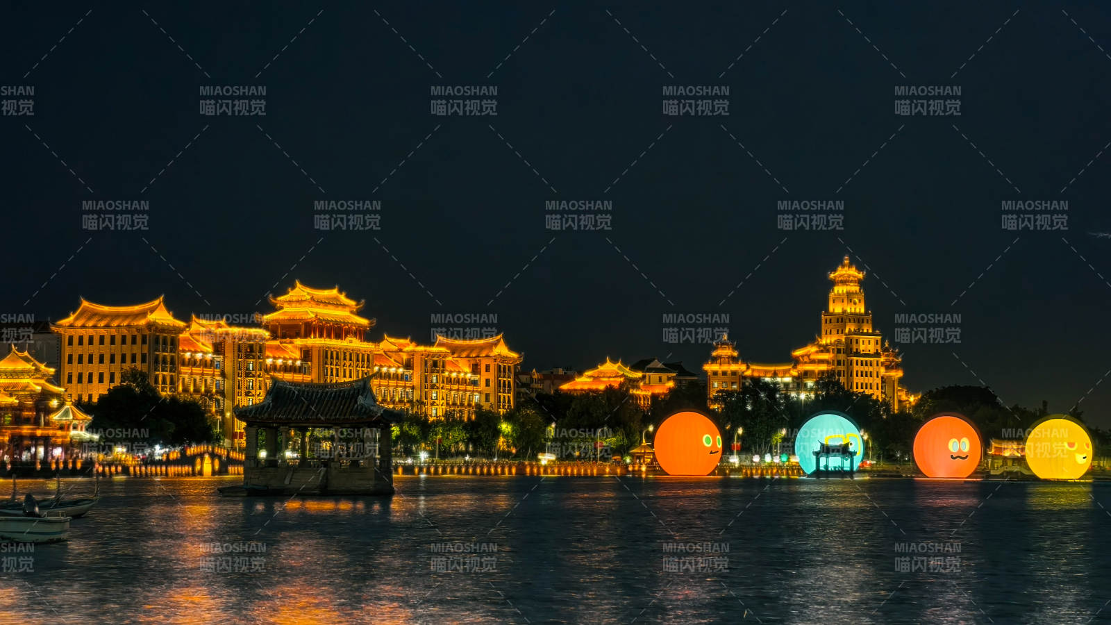 厦门集美龙舟池夜景灯光璀璨图片