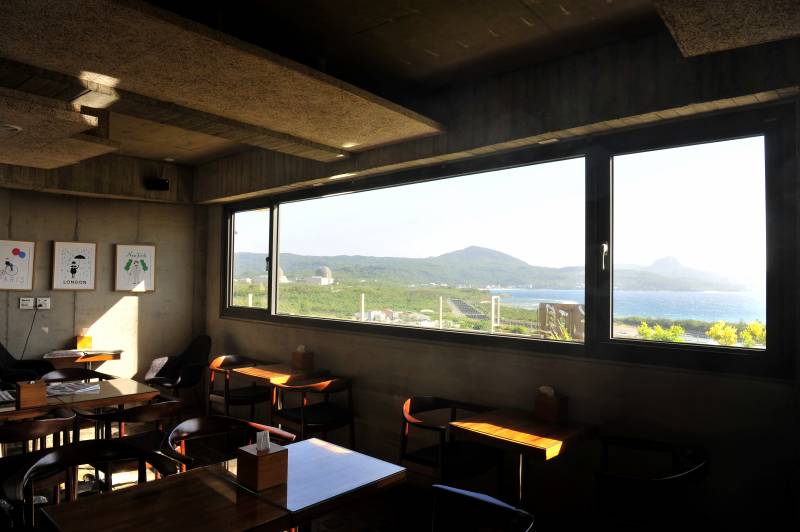 窗边风景咖啡馆图片