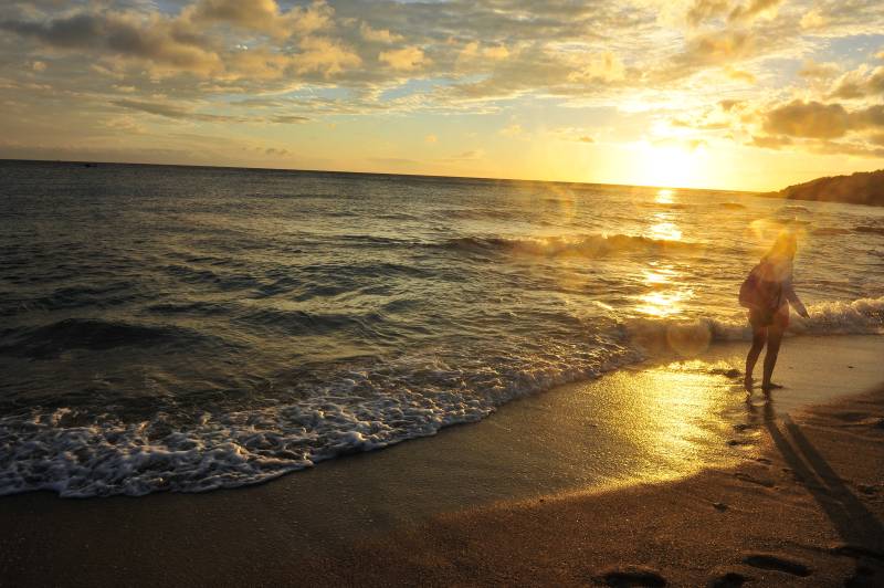 夕阳海滩剪影图片