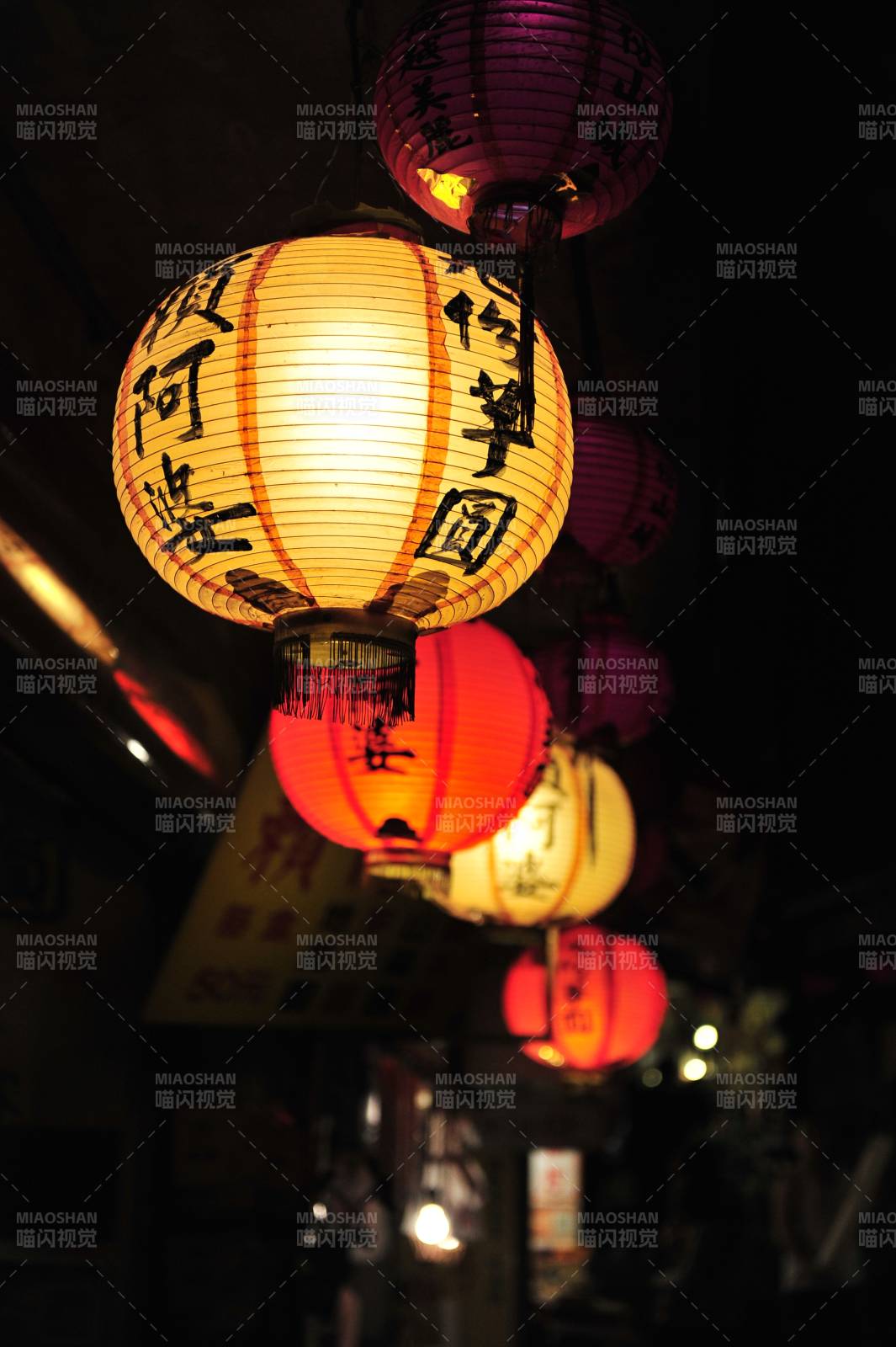 夜市灯笼光影图片