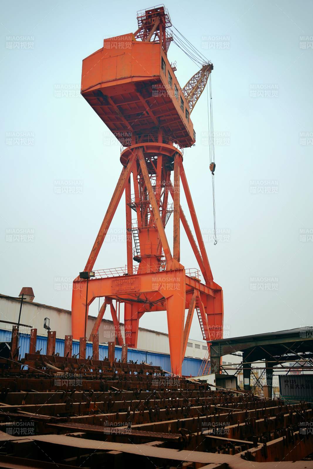 橙色塔吊工业场景图片