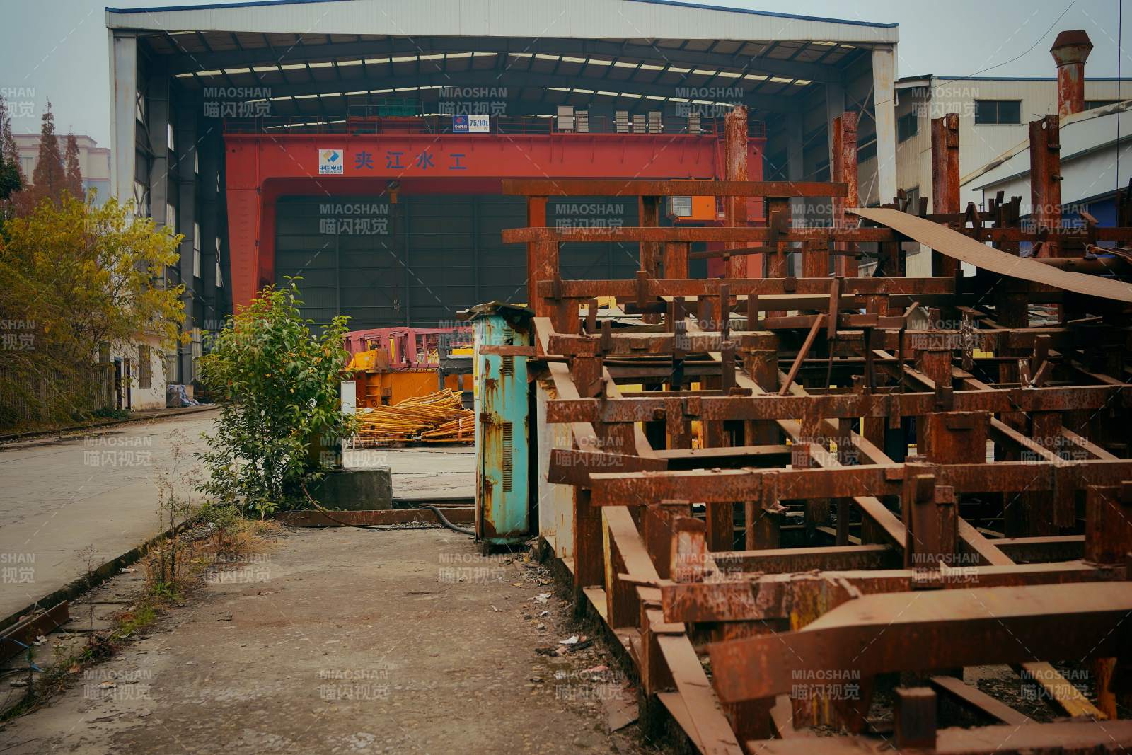 工厂门口的金属架图片