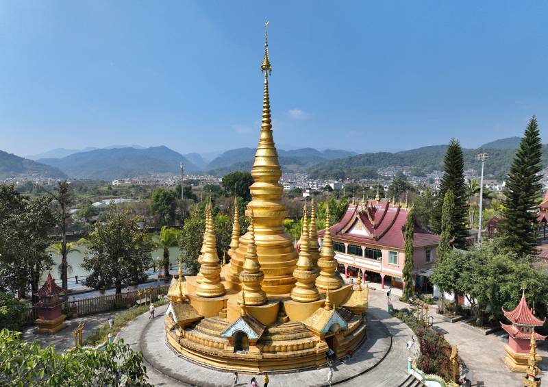 金色佛塔映蓝天图片