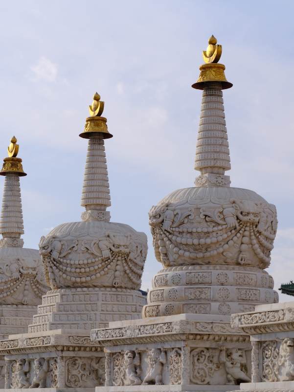 白塔金顶映蓝天～图片