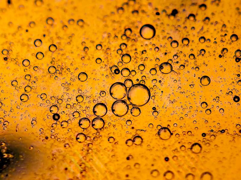 金黄气泡特写图片