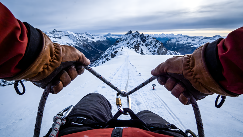 雪山登顶瞬间图片