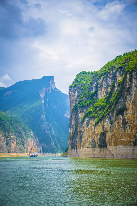 峡谷碧水行舟奉节三峡图片