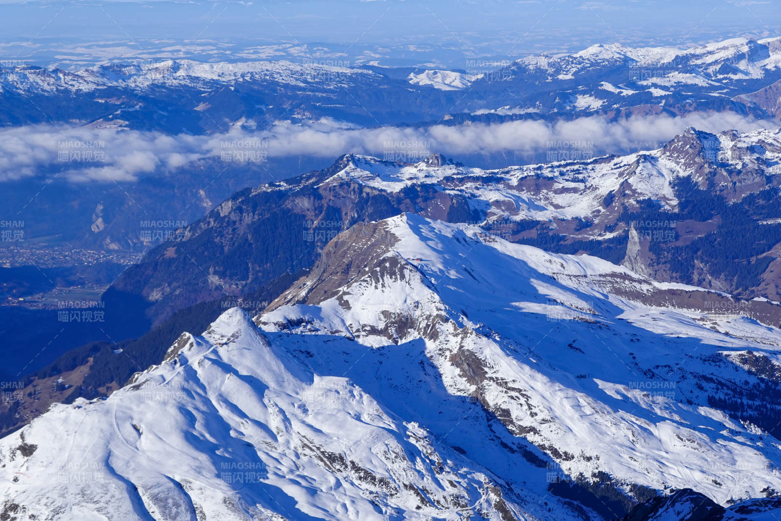瑞士少女峰雪山壮丽景色图片