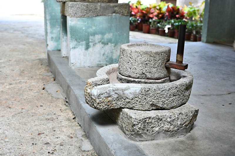 深圳客家民俗博物馆文物展品石磨图片