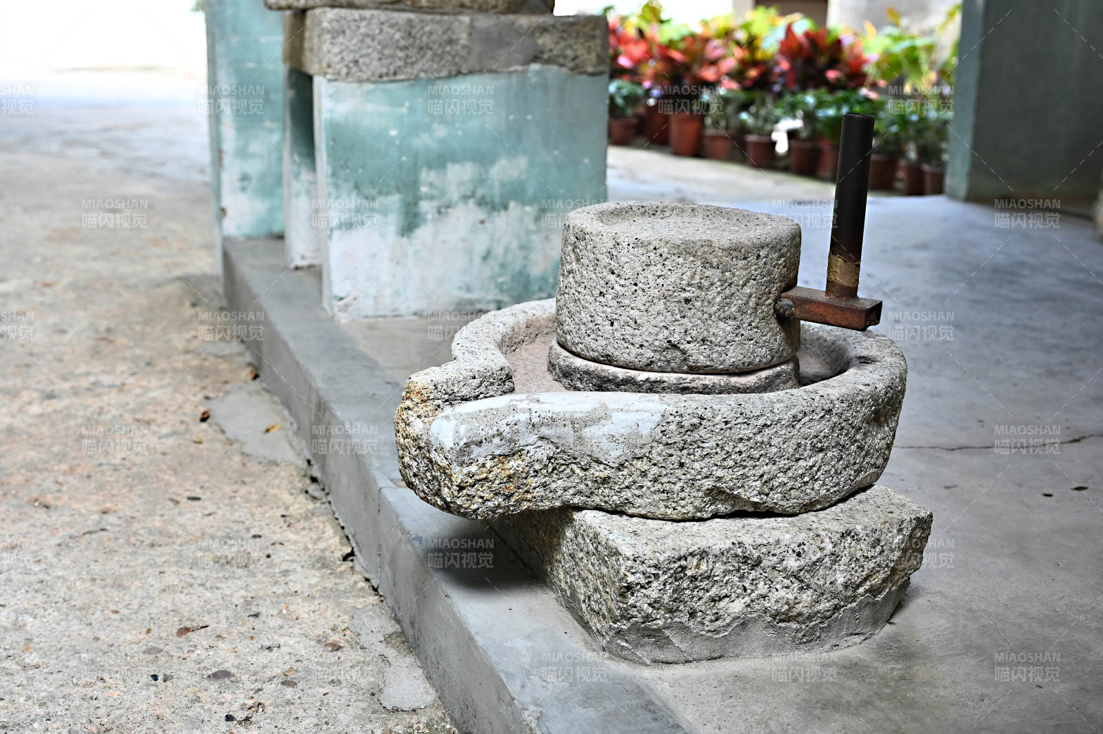 深圳客家民俗博物馆文物展品石磨图片