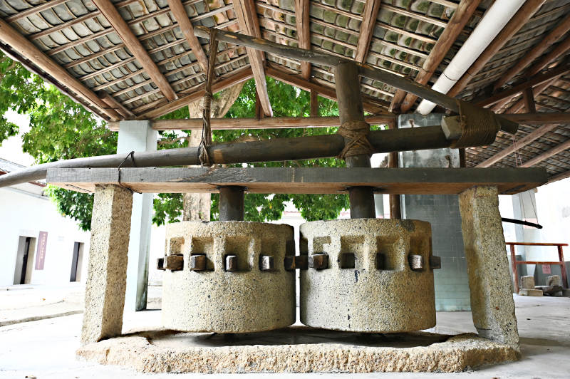 深圳客家民俗博物馆文物传统油榨机图片