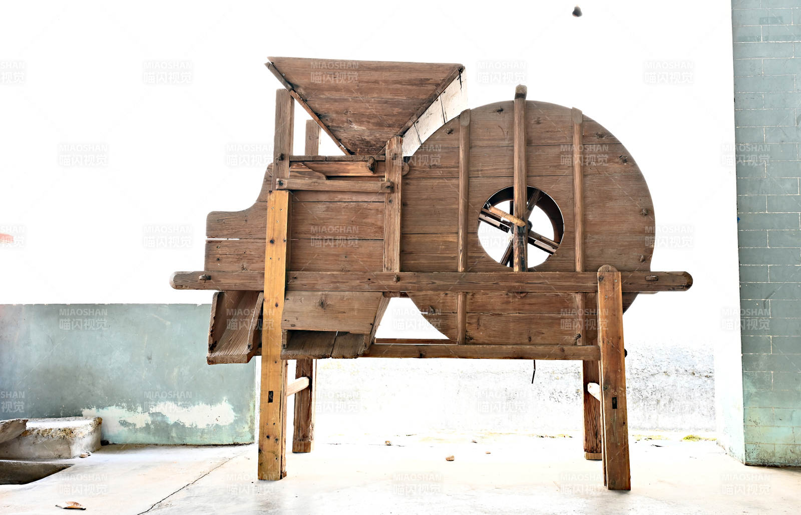 深圳客家民俗博物馆文物展品谷物脱壳机图片