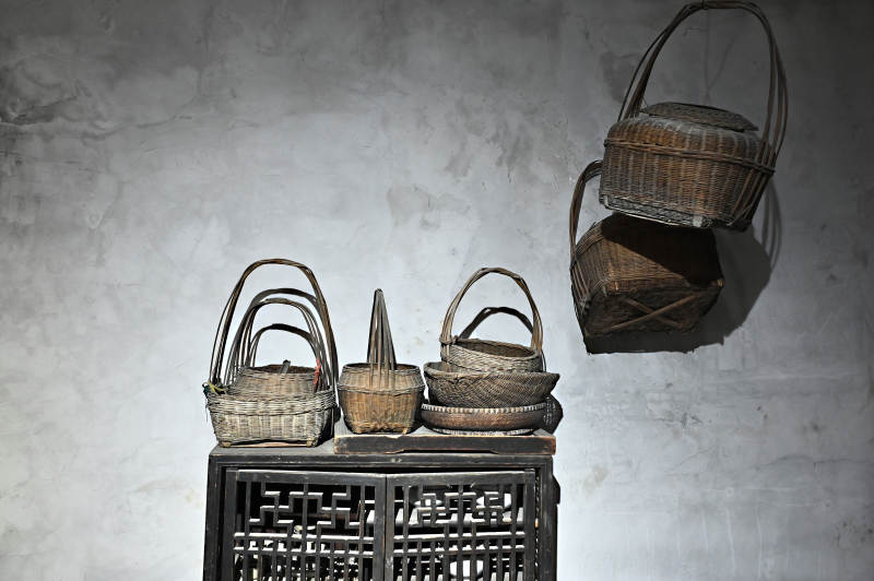 深圳客家民俗博物馆文物展品竹编与收纳柜图片