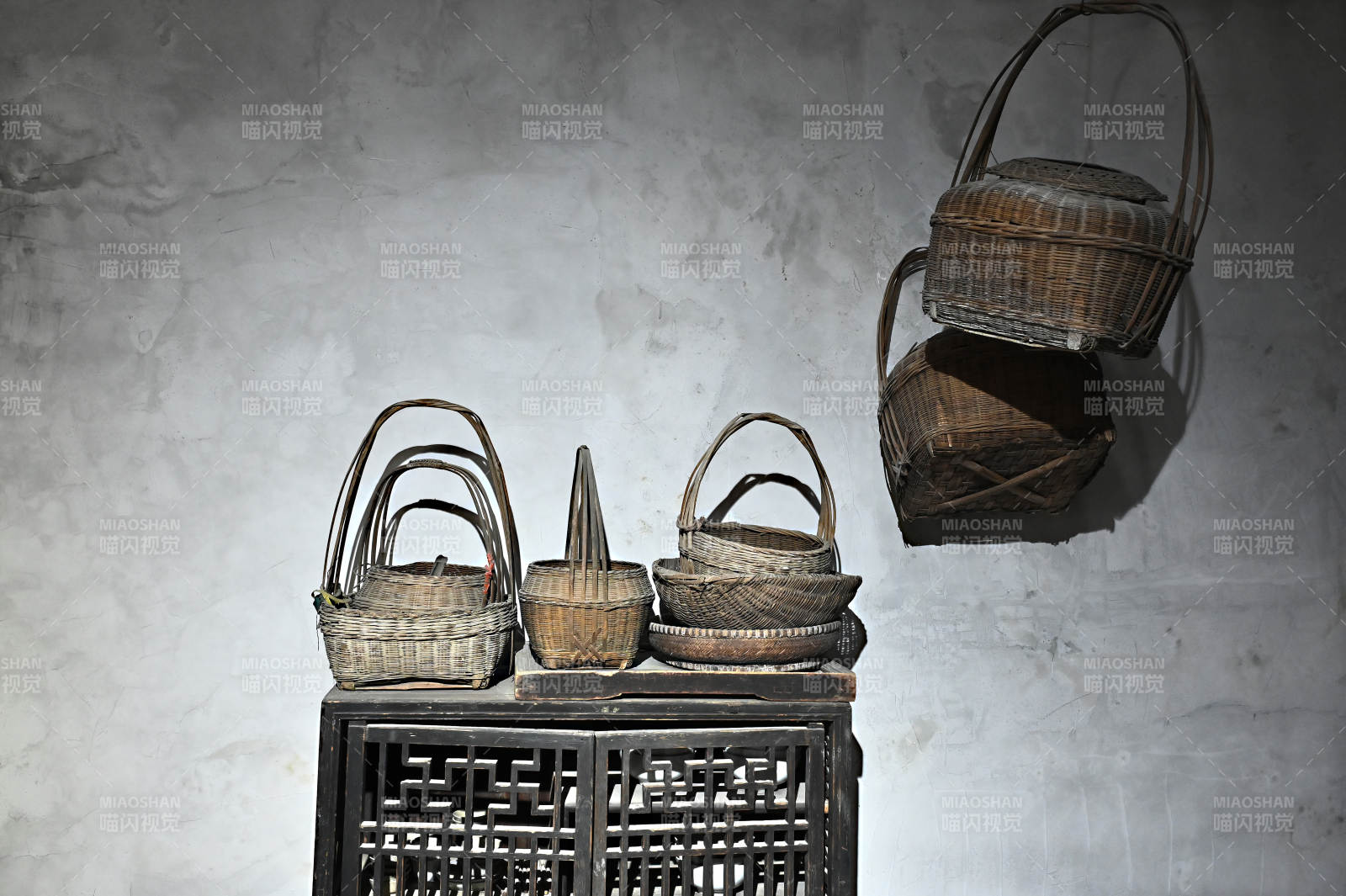 深圳客家民俗博物馆文物展品竹编与收纳柜图片