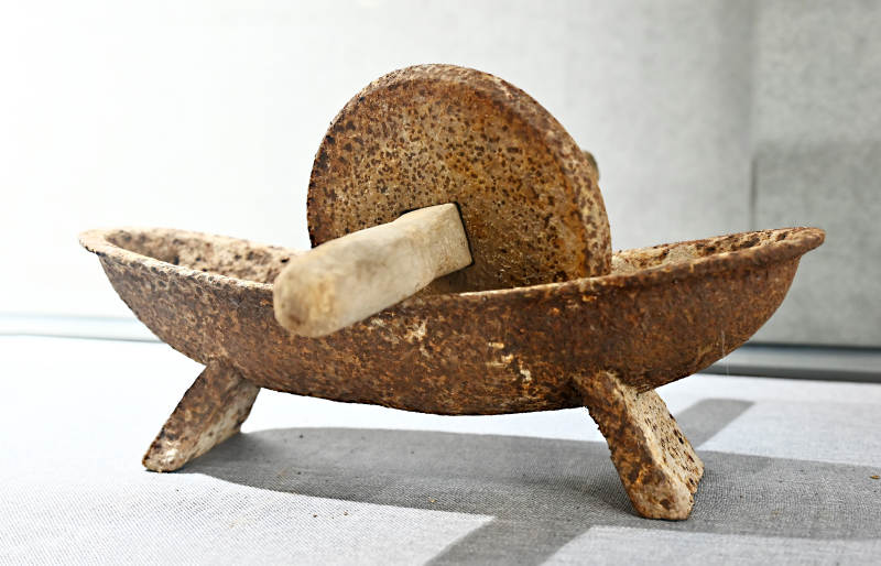 深圳客家民俗博物馆文物展品药碾图片