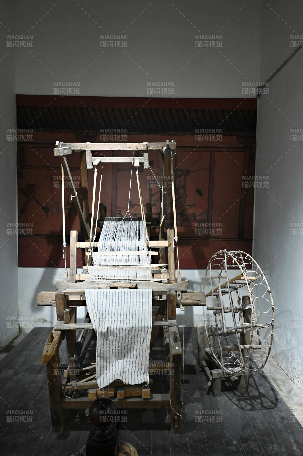 深圳客家民俗博物馆文物展品古老的织布机图片