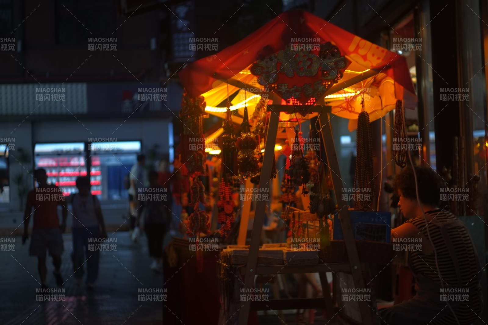 夜市小摊灯火通明图片