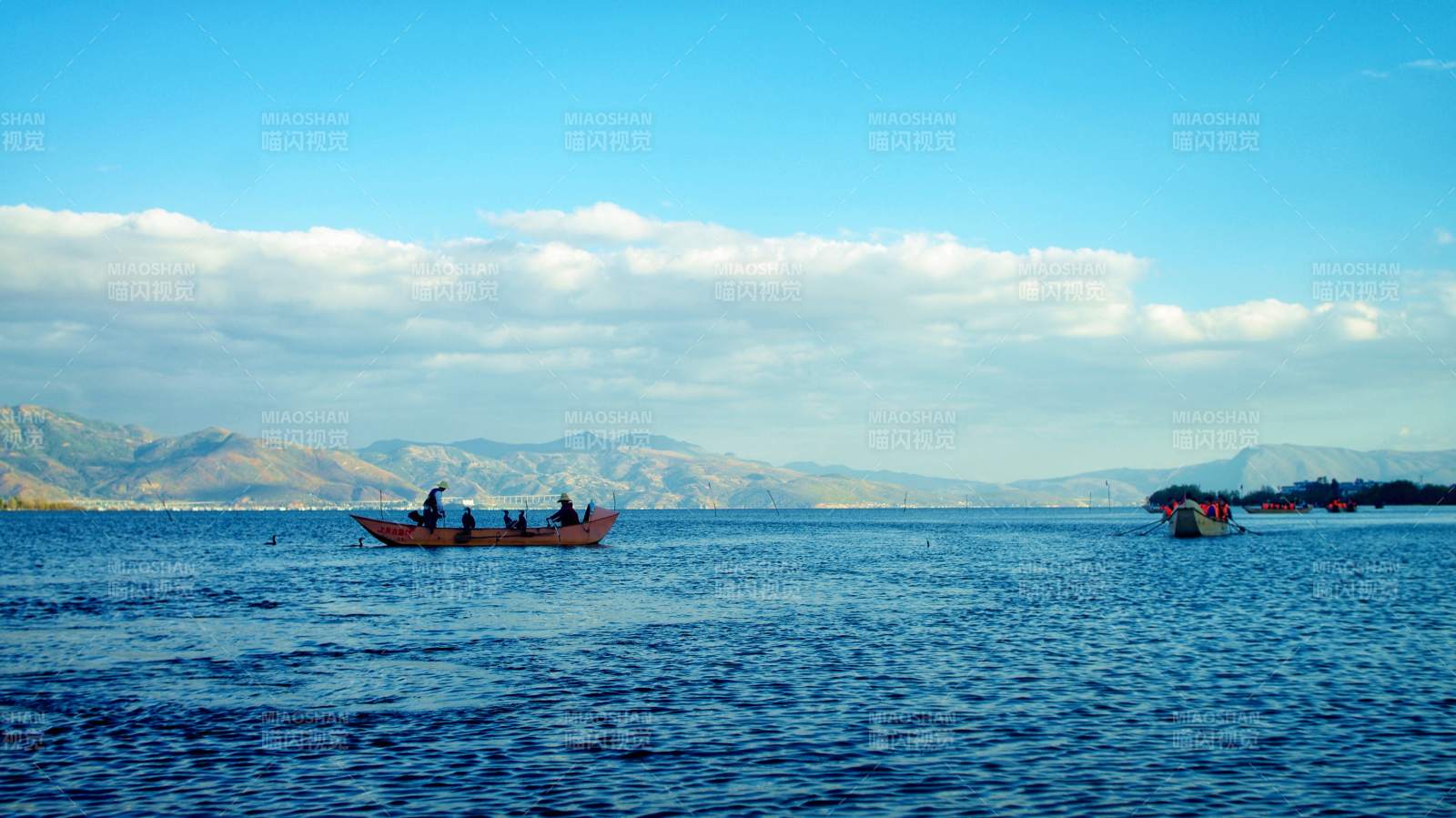 云南大理洱海 湖上行舟图片