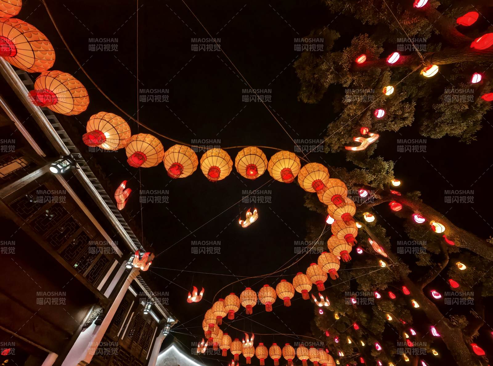 江南古街春节龙灯巡游装置夜景图片