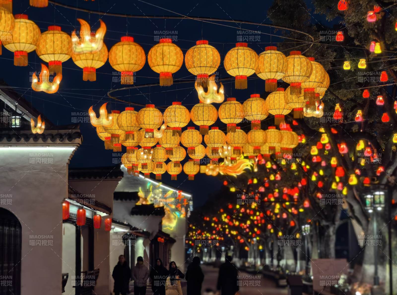 马年新春非遗龙形灯笼装饰古巷图片