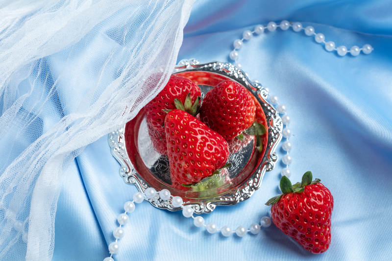 草莓与珍珠的优雅图片