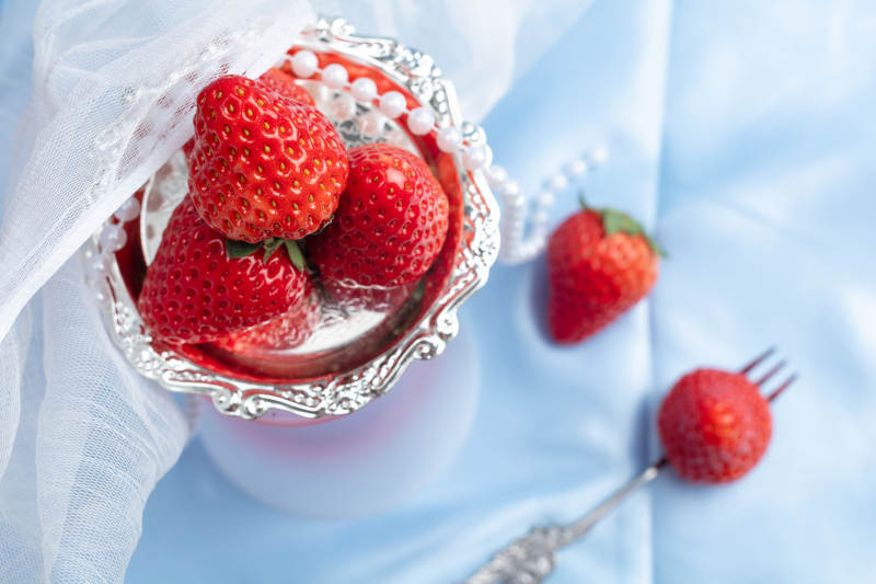 草莓甜点静物图片