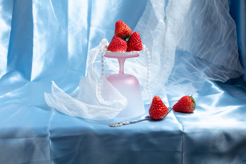 草莓与珍珠的静谧图片