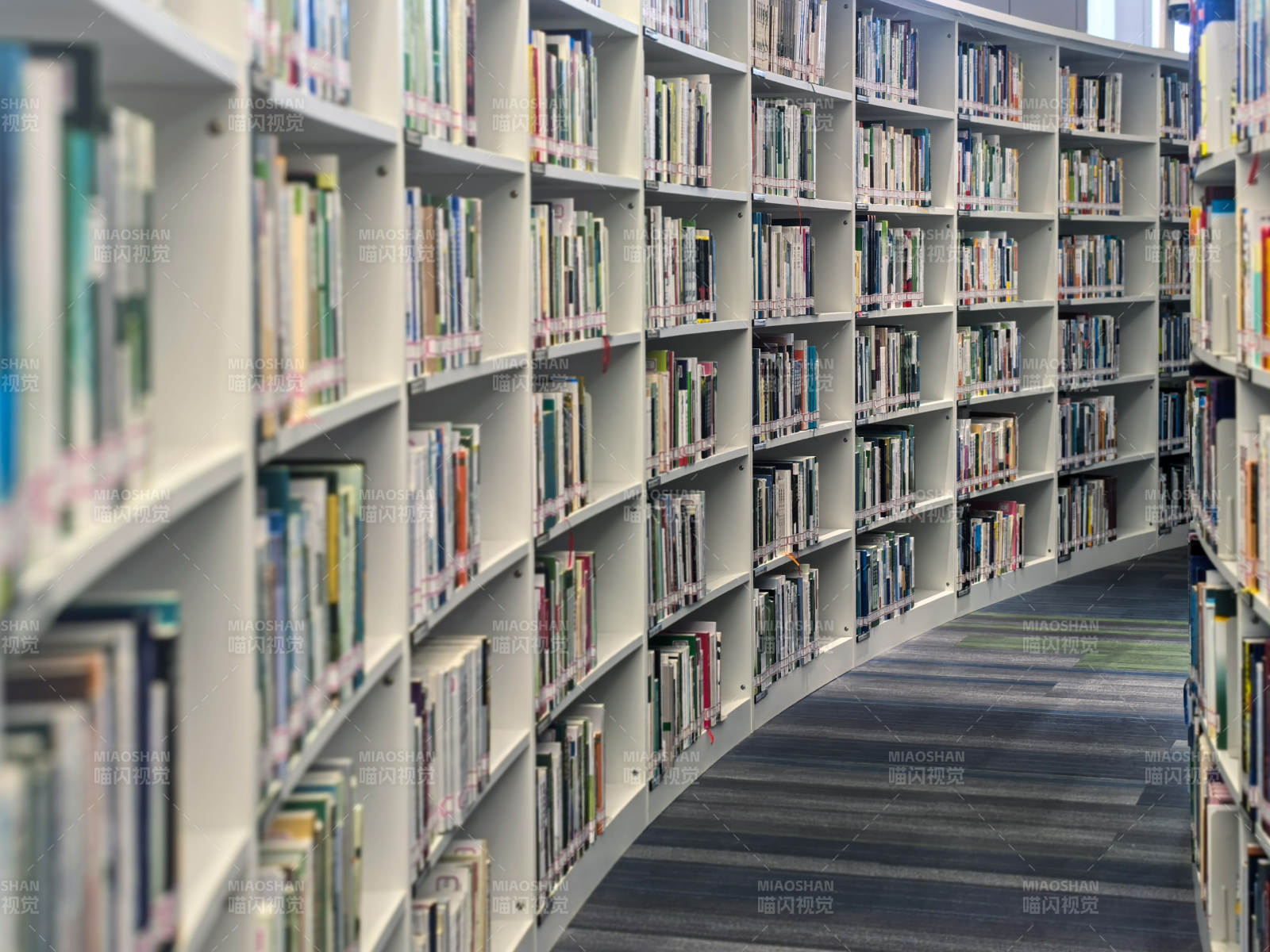 图书馆书架长廊图片