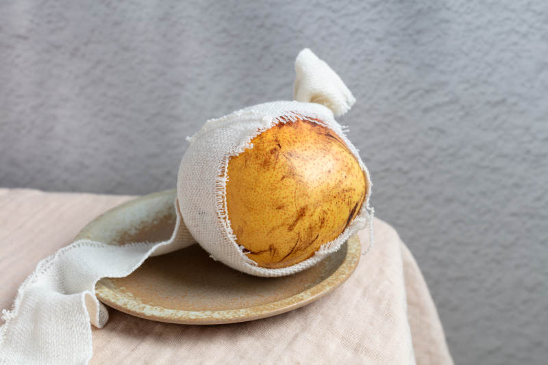 纱布包梨子静物图片