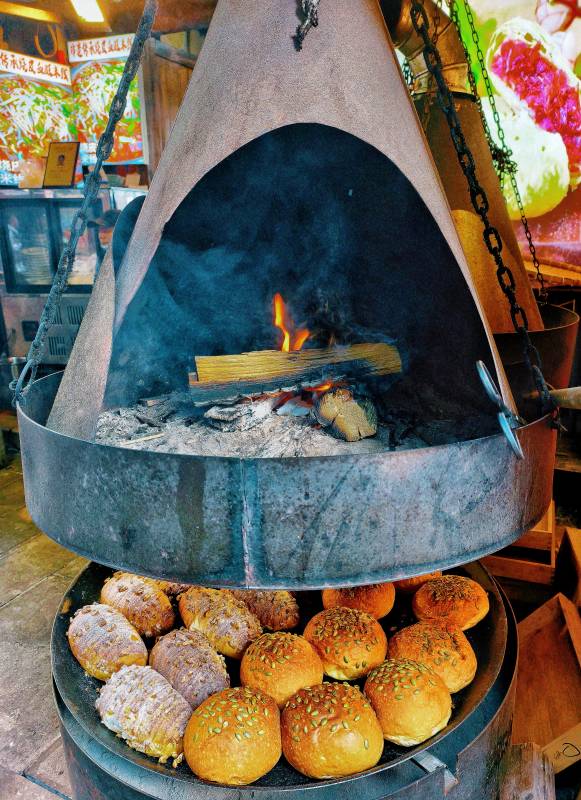 炭火烤面包图片