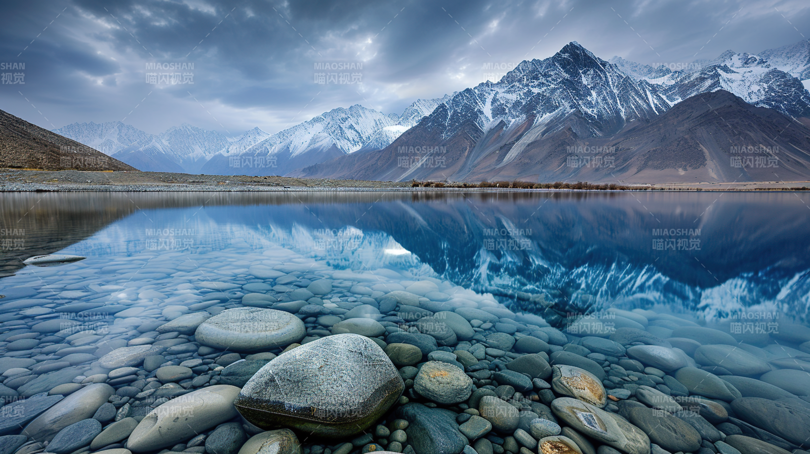 雪山倒影湖畔石图片